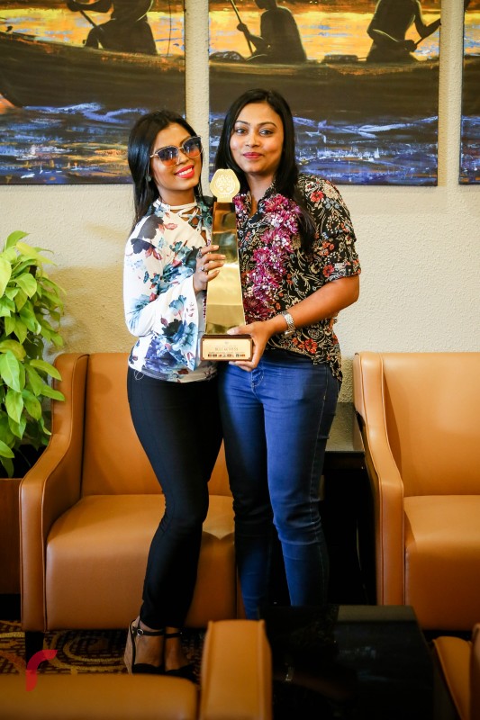 ނޮވެމްބަރު 27، 2017: ސައުތު އޭޝިއަން އެސޯސިއޭޝަން ފޯ ރީޖަނަލް ކޯޕަރޭޝަން(ސާކް) ގެ އެންމެ މޮޅު ބަތަލާއަކަށް ހޮވުނު އައިޝަތު ރިޝްމީ، އެނބުރި އައުމުން އެވޯޑްއާއި އެކު ފޮޓޯ އަކަށް ހުއްޓިލައިގެން