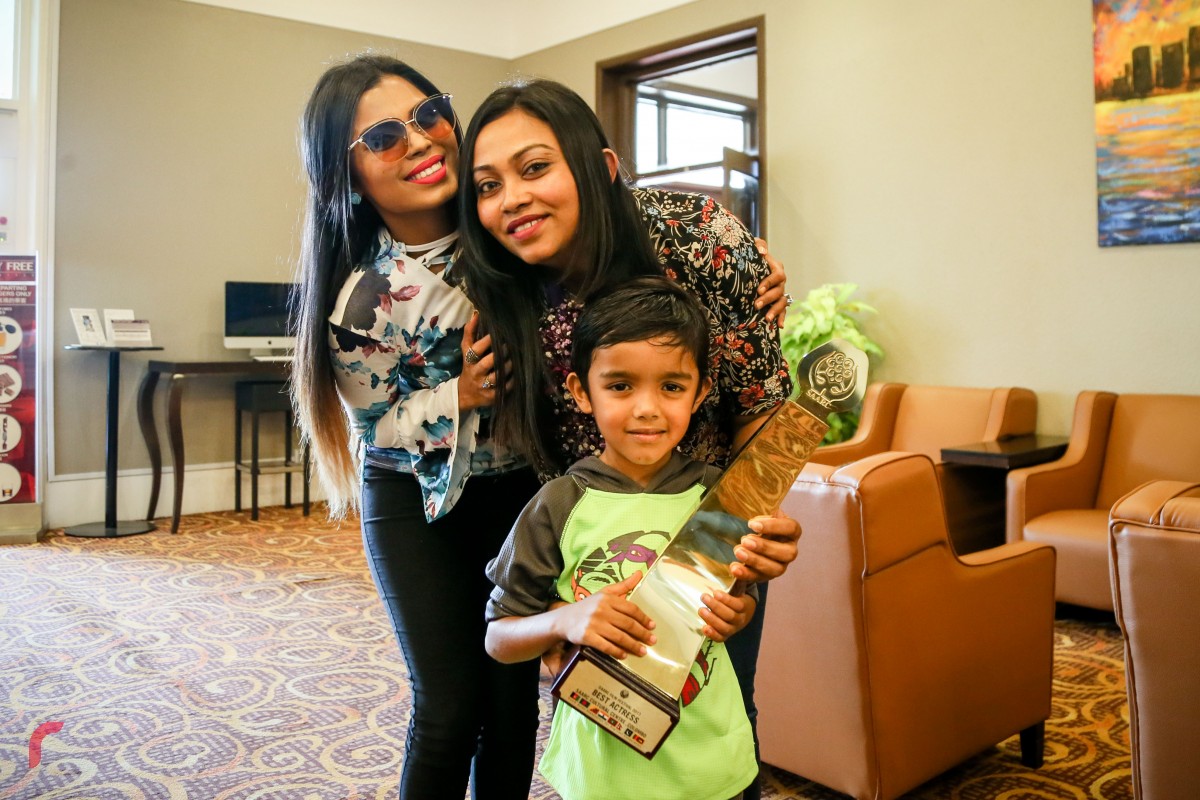 ނޮވެމްބަރު 27، 2017: ސައުތު އޭޝިއަން އެސޯސިއޭޝަން ފޯ ރީޖަނަލް ކޯޕަރޭޝަން(ސާކް) ގެ އެންމެ މޮޅު ބަތަލާއަކަށް ހޮވުނު އައިޝަތު ރިޝްމީ، އެނބުރި އައުމުން އެވޯޑްއާއި އެކު ފޮޓޯ އަކަށް ހުއްޓިލައިގެން