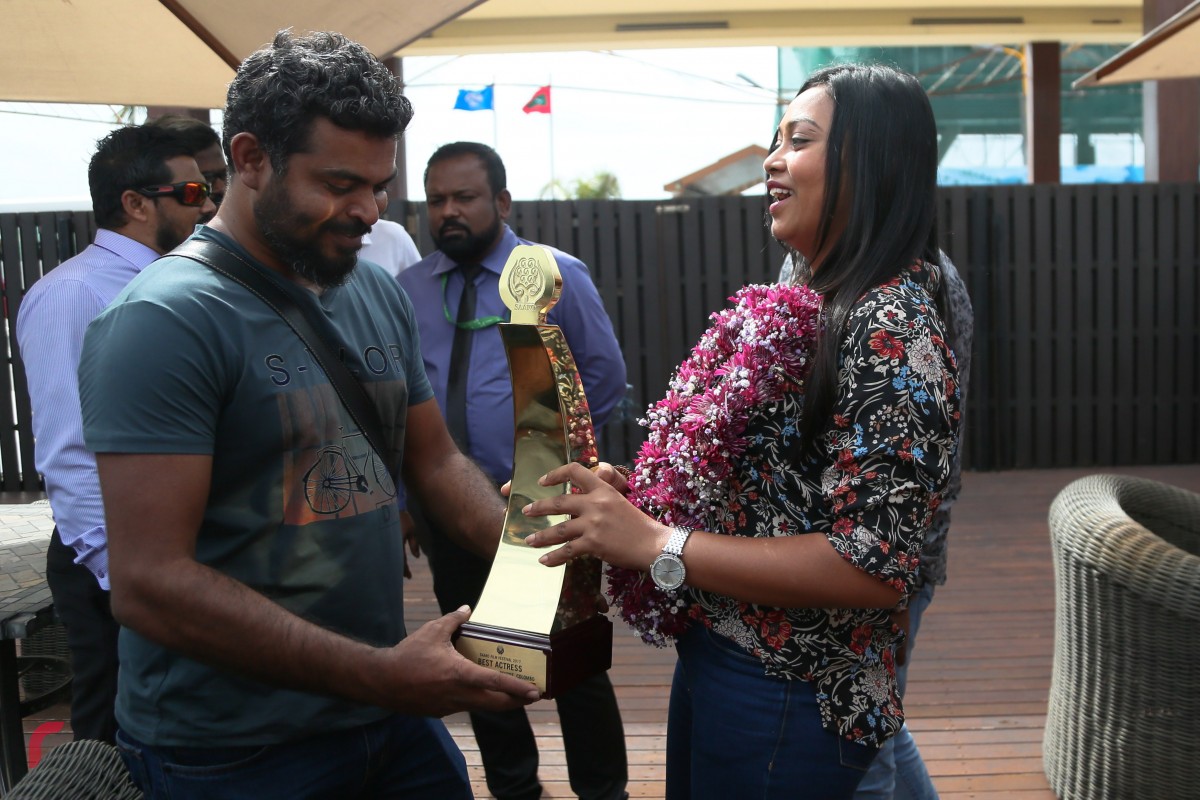 ނޮވެމްބަރު 27، 2017: ސައުތު އޭޝިއަން އެސޯސިއޭޝަން ފޯ ރީޖަނަލް ކޯޕަރޭޝަން(ސާކް) ގެ އެންމެ މޮޅު ބަތަލާއަކަށް ހޮވުނު އައިޝަތު ރިޝްމީ އެނބުރި އައިސް، އެވޯޑް ލިބުން ފިލްމް 'ވިޝްކާ'ގެ ޑިރެކްޓަރު ރަވީ ފާރޫގްއާއި އެކު ފޮޓޯއަކަށް ހުއްޓިލައިގެން