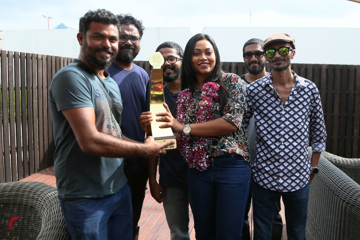 ނޮވެމްބަރު 27، 2017: ސައުތު އޭޝިއަން އެސޯސިއޭޝަން ފޯ ރީޖަނަލް ކޯޕަރޭޝަން(ސާކް) ގެ އެންމެ މޮޅު ބަތަލާއަކަށް ހޮވުނު އައިޝަތު ރިޝްމީ އެނބުރި އައިސް، އެވޯޑް ލިބުން ފިލްމް 'ވިޝްކާ'ގެ ޓީމްއާއި އެކު ފޮޓޯއަކަށް ހުއްޓިލައިގެން