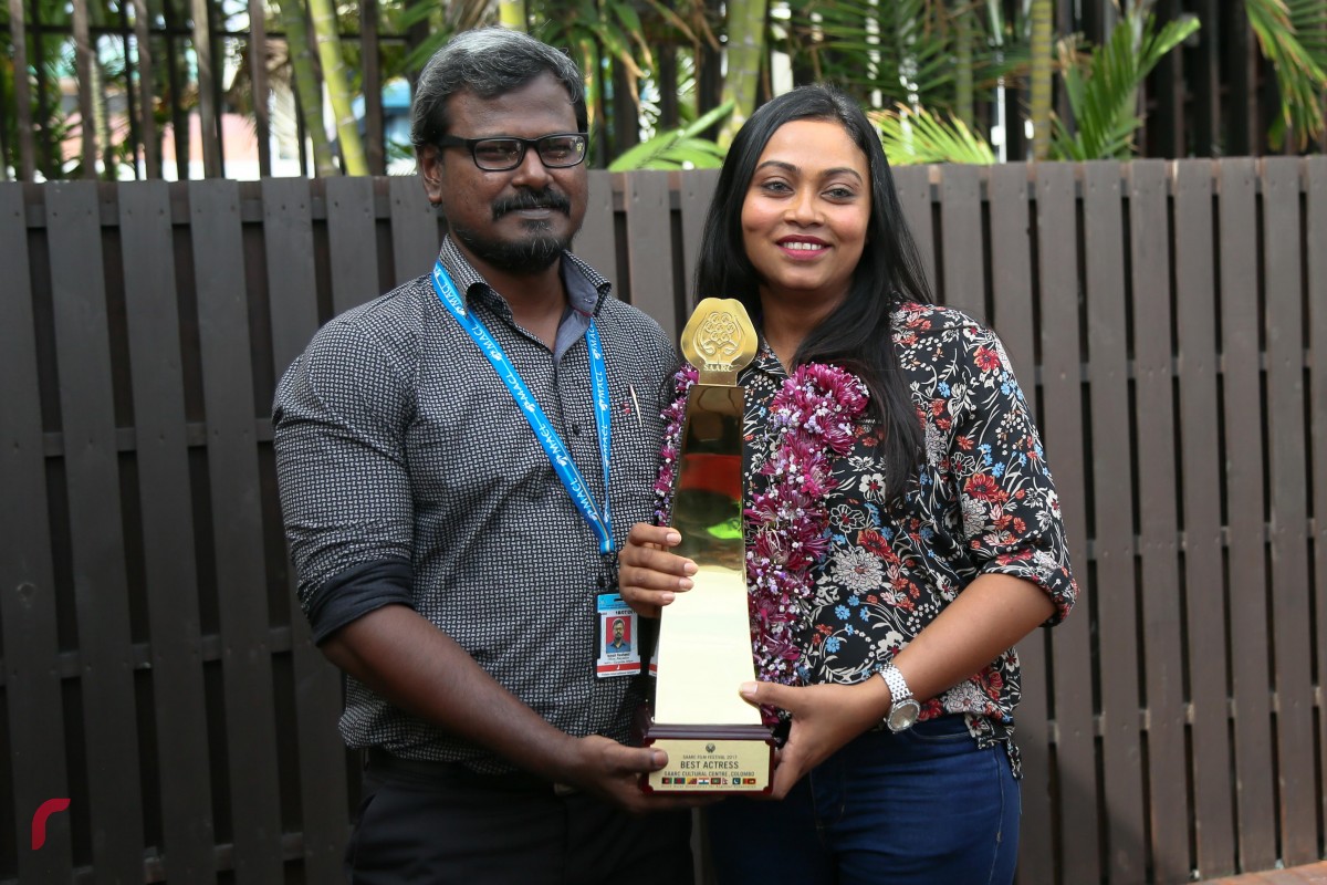 ނޮވެމްބަރު 27، 2017: ސައުތު އޭޝިއަން އެސޯސިއޭޝަން ފޯ ރީޖަނަލް ކޯޕަރޭޝަން(ސާކް) ގެ އެންމެ މޮޅު ބަތަލާއަކަށް ހޮވުނު އައިޝަތު ރިޝްމީ ، ކުރިން ސާކް އެވޯޑް ލިބިފައިވާ ކޮޕީ އިއްސެ އާއި އެކު ފޮޓޯއަކަށް ހުއްޓިލައިގެން