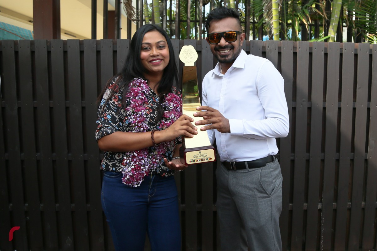 ނޮވެމްބަރު 27، 2017: ސައުތު އޭޝިއަން އެސޯސިއޭޝަން ފޯ ރީޖަނަލް ކޯޕަރޭޝަން(ސާކް) ގެ އެންމެ މޮޅު ބަތަލާއަކަށް ހޮވުނު އައިޝަތު ރިޝްމީ ،ފިލްމީ ތަަރި އައިޝަތު ރިޝްމީއާއިއެކު ފޮޓޯ އަކަށް ހުއްޓިލައިގެން