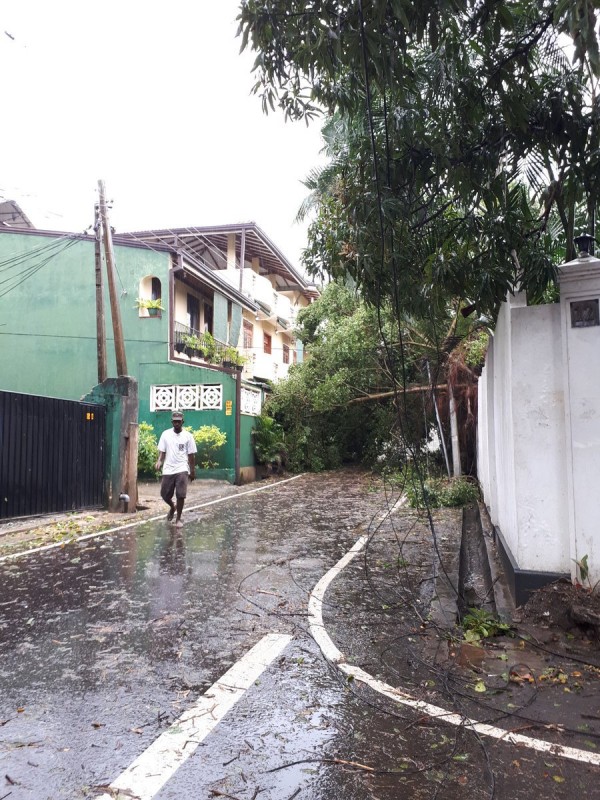 ނޮވެމްބަރު 30، 2017: ލަންކާއަށް ގަދަ ވަޔާއިއެކު ބޯކޮށް ކުރަމުންދާ ވިއްސާރައިގެ ސަބަބުން ބޮޑެތި ގެއްލުންތަކެއް ވަނީ ލިބިފައި. ސްރީ ލަންކާގެ މޫސުމާއި ބެހޭ އިދާރާއިން ރެޑް އެލާޓް ނެރިފައިވާއިރު ކުރިއައް އޮތް ދެދުވަހު ގުގުރުމާއިއެކު ބޯކޮށް ވިއްސާރަ ކުރާނެކަމަށް ވަނީ ލަފާކޮށްފައި.