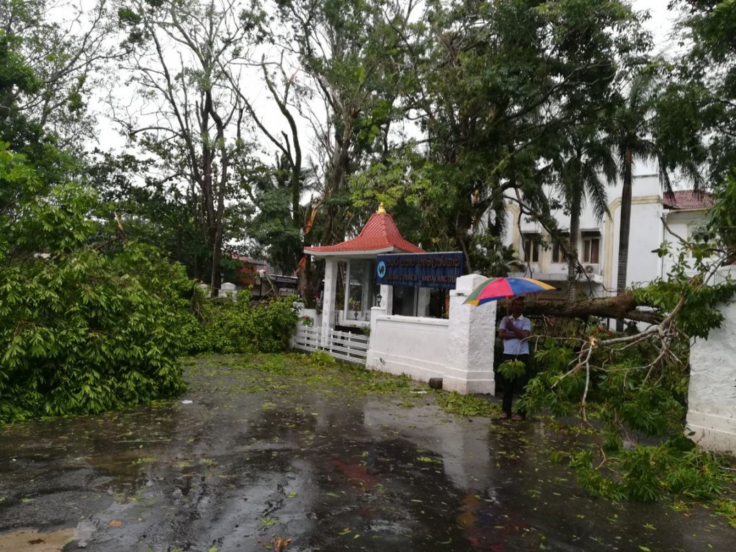 ނޮވެމްބަރު 30، 2017: ލަންކާއަށް ގަދަ ވަޔާއިއެކު ބޯކޮށް ކުރަމުންދާ ވިއްސާރައިގެ ސަބަބުން ބޮޑެތި ގެއްލުންތަކެއް ވަނީ ލިބިފައި. ސްރީ ލަންކާގެ މޫސުމާއި ބެހޭ އިދާރާއިން ރެޑް އެލާޓް ނެރިފައިވާއިރު ކުރިއައް އޮތް ދެދުވަހު ގުގުރުމާއިއެކު ބޯކޮށް ވިއްސާރަ ކުރާނެކަމަށް ވަނީ ލަފާކޮށްފައި.