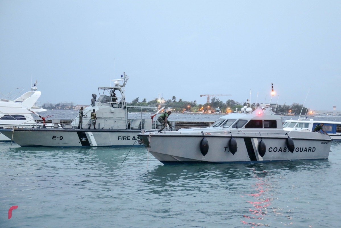 ނޮވެމްބަރު 30، 2017: ސްރީ ލަންކާ ކައިރީގައި އުފެދިފައިވާ ކޮޅިގަނޑުގެ ބާރުގަދަވެ ތޫފާނަކަށް ބަދަލުވެ ތޫފާނުގެ އަސަރު ރާއްޖެއަށް ކުރަމުންގެންދާތީ ކޯސްޓްގާޑްގެ 7 އުޅަނދެއް ވަނީ ރާއްޖެގެ އެކި ސަރަހައްދުތަކުގައި ހަރަކާތްތެރިވާން ފަށާފައި