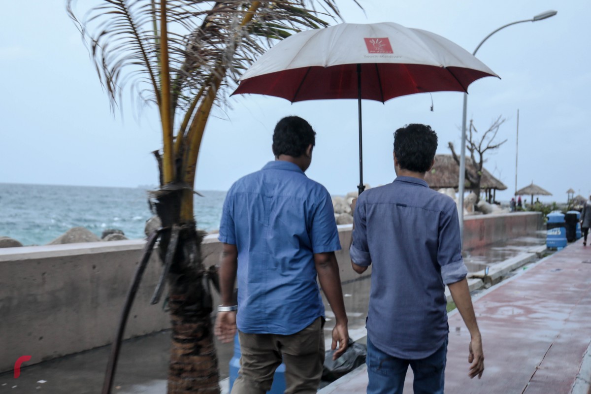 ނޮވެމްބަރު 30، 2017: ސްރީ ލަންކާ ކައިރީގައި އުފެދިފައިވާ ކޮޅިގަނޑުގެ ބާރުގަދަވެ ތޫފާނަކަށް ބަދަލުވެ ތޫފާނުގެ އަސަރު ރާއްޖެއަށް ކުރަމުންގެންދާތީ މޫސުމަށް ސަމާލުވުމަށް މޫސުމާއި ބެހޭ އިދާރާއިން ވަނީ އިލްތިމާސްކޮށްފައި