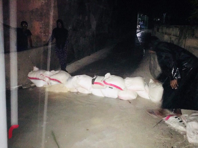 ޑިސެމްބަރު 1، 2017: ލަންކާ ކައިރީ އުފެދިފައިވާ ކޮޅިގަނޑުގެ ސަބަބުން ރ އަތޮޅުގެ ރަށެއްގައި ފެންބޮޑުވެފައި، އަތޮޅުތެރޭ ގިނަ ރައްތަކެއްގައި ފެންބޮޑުވެފައިވާއިރު ފުލުހުންނާއި އެމްއެމްޑީފެއް އިން ދަނީ ފެން ހިންދުމުގައި ރައްރަށަށް އެހީ ފޯރުކޮށްދެމުން