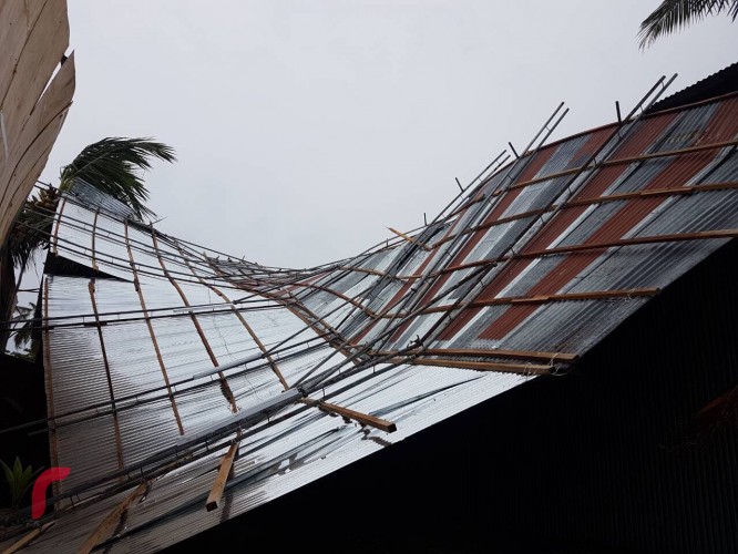 ޑިސެމްބަރު 1، 2017: ލަންކާ ކައިރީ އުފެދިފައިވާ ކޮޅިގަނޑުގެ ސަބަބުން އަތޮޅުތެރޭ ރަށެއްގެ ގެއެއްގެ ފުރާޅެއް އެއްލާލާފައި، އަތޮޅުތެރޭ ގިނަ ރައްތަކެއްގައި ފެންބޮޑުވެފައިވާއިރު ފުލުހުންނާއި އެމްއެމްޑީފެއް އިން ދަނީ ފެން ހިންދުމުގައި ރައްރަށަށް އެހީ ފޯރުކޮށްދެމުން