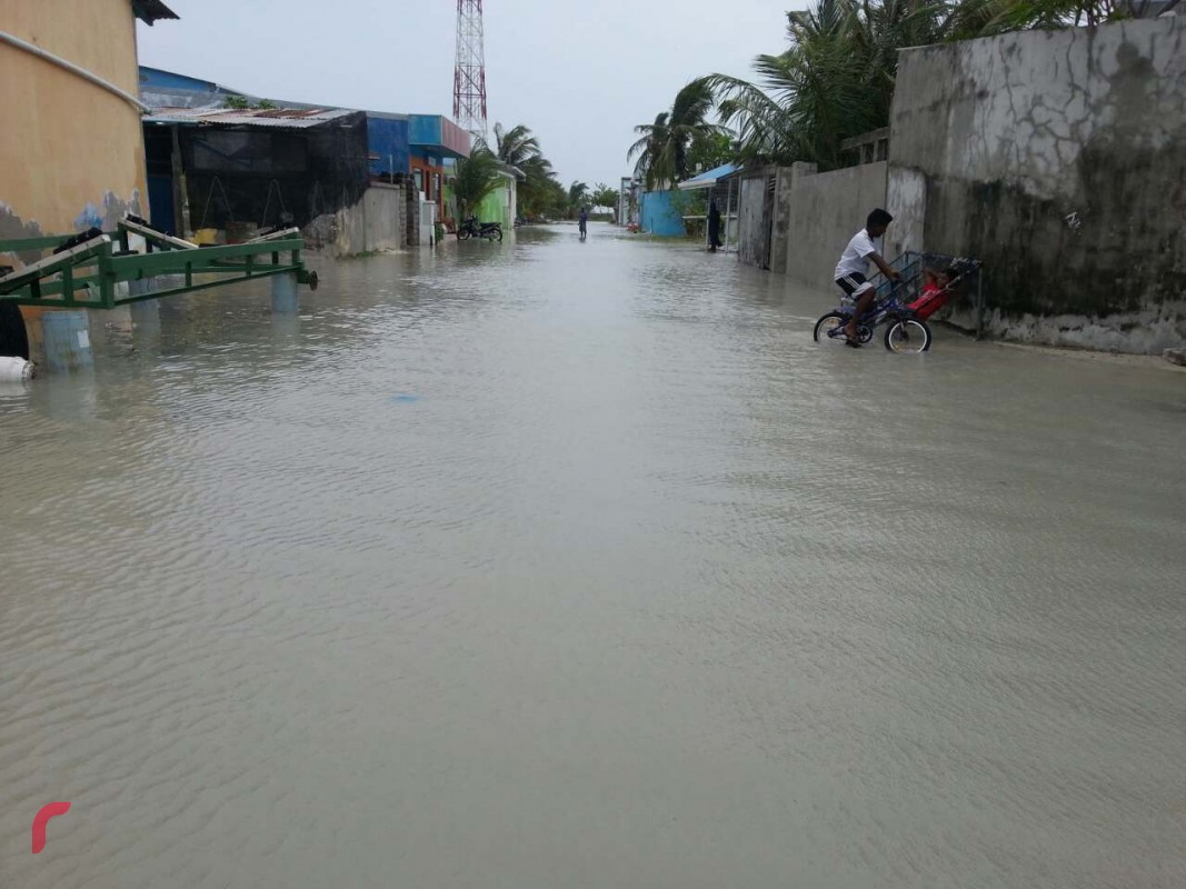 ޑިސެމްބަރު 1، 2017: ލަންކާ ކައިރީ އުފެދިފައިވާ ކޮޅިގަނޑުގެ ސަބަބުން ހިންނަވަރުގައި ފެންބޮޑުވެފައި، އަތޮޅުތެރޭ ގިނަ ރައްތަކެއްގައި ފެންބޮޑުވެފައިވާއިރު ފުލުހުންނާއި އެމްއެމްޑީފެއް އިން ދަނީ ފެން ހިންދުމުގައި ރައްރަށަށް އެހީ ފޯރުކޮށްދެމުން