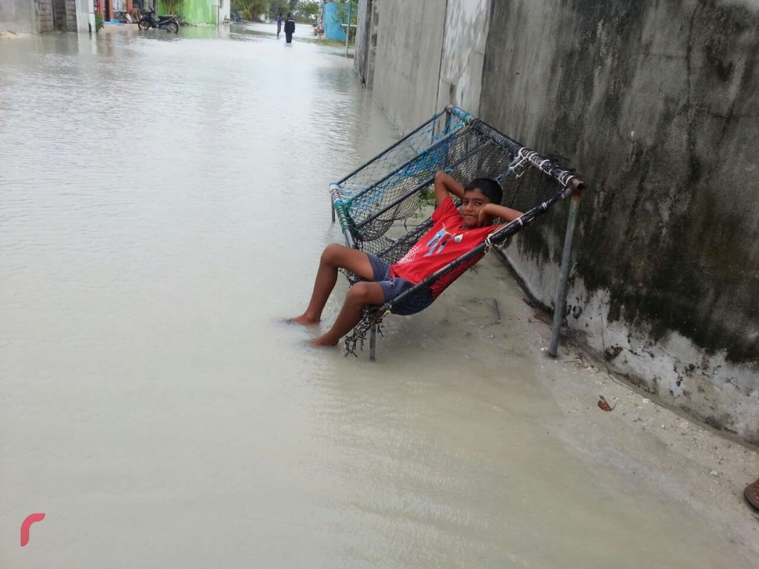 ޑިސެމްބަރު 1، 2017: ލަންކާ ކައިރީ އުފެދިފައިވާ ކޮޅިގަނޑުގެ ސަބަބުން ހިންނަވަރުގައި ފެންބޮޑުވެފައި، އަތޮޅުތެރޭ ގިނަ ރައްތަކެއްގައި ފެންބޮޑުވެފައިވާއިރު ފުލުހުންނާއި އެމްއެމްޑީފެއް އިން ދަނީ ފެން ހިންދުމުގައި ރައްރަށަށް އެހީ ފޯރުކޮށްދެމުން