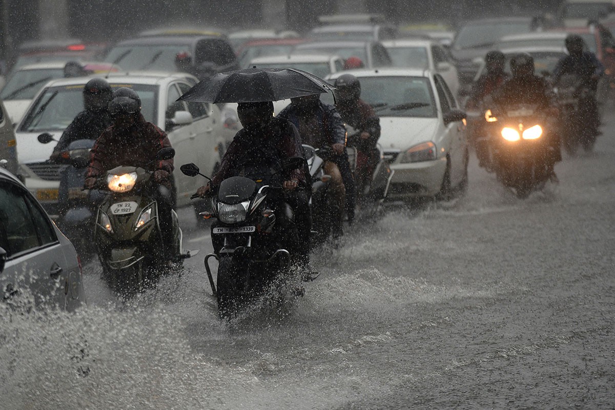 ޑިސެމްބަރު 1، 2017: ދެކުނު އިންޑިއާ ކަނޑުގައި އުފެދުނު ތޫފާން އޮކީގެ ސަބަބުން އިންޑިއާގެ ކަރާޗީގައި ފެންބޮޑުވެފައި