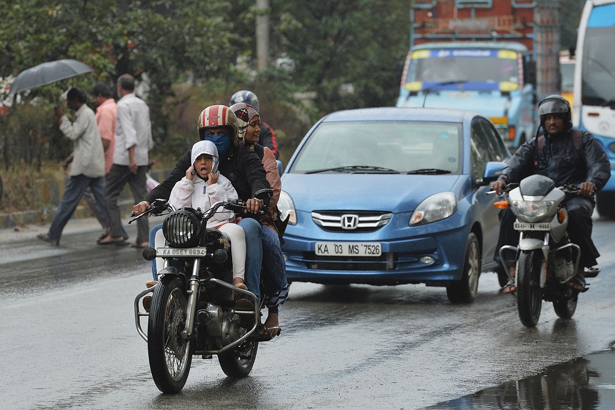 ޑިސެމްބަރު 1، 2017: ދެކުނު އިންޑިއާ ކަނޑުގައި އުފެދުނު ތޫފާން އޮކީގެ ސަބަބުން އިންޑިއާގައި ދަތުރުފަތުރު ކުރުމަށް ބޮޑެތި ދަތިތަކަކާއި ކުރިމަތި ވެފައިވާއިރު މީހުންނަށް އެހީތެރިކަން ފޯރުކޮށްދިނުމުގައިވެސް ދަނީ ދަތިތައް ކުރިމަތި ވަމުން.
