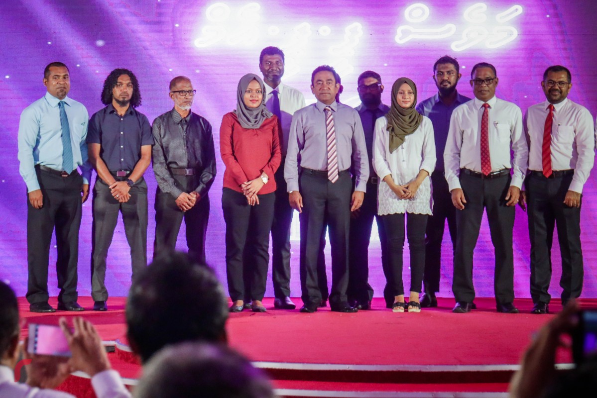 ޑިސެމްބަރު 3، 2017: ޕީޕީއެމްއާ ގުޅުނު 2500 މެންބަރުންގެ ފޯމް ހަވާލުކުރުމަށް ދަރުބާރުގޭގައި ބޭއްވި ރަސްމިއްޔާތުގައި މެމްބަރުންގެ ފޯމްތައް ޕިޕީއެމްގެ މުސްތަޝާރާ ހަވާލުކުރުމަށްފަހު ފޮޓޯއަކަށް ހުއްޓިލައިގެން: މި ރަސްމިއްޔާތުގައި ސަރުކާރުގެ ބައެއް އިސްވެރިންނާއި މަޖިލިސް މެމްބަރުންގެ އިތުރުން އޮފީސްތަކުގެ ގިނަ އަދަދެއްގެ މުވައްޒަފުން ބައިވެރިވި