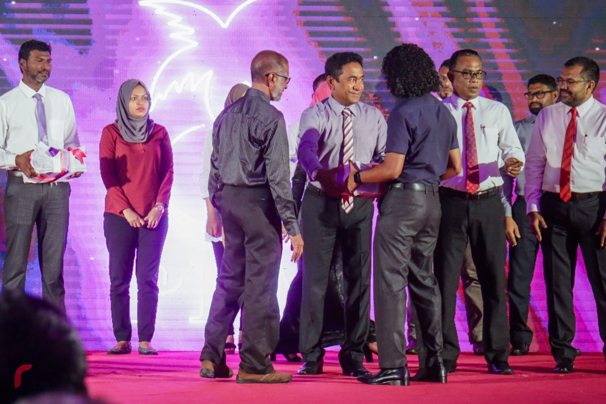 ޑިސެމްބަރު 3، 2017: ޕީޕީއެމްއާ ގުޅުނު 2500 މެންބަރުންގެ ފޯމް ހަވާލުކުރުމަށް ދަރުބާރުގޭގައި ބޭއްވި ރަސްމިއްޔާތުގައި މެމްބަރުންގެ ފޯމްތައް ޕިޕީއެމްގެ މުސްތަޝާރާ ހަވާލުކުރަނީ: މި ރަސްމިއްޔާތުގައި ސަރުކާރުގެ ބައެއް އިސްވެރިންނާއި މަޖިލިސް މެމްބަރުންގެ އިތުރުން އޮފީސްތަކުގެ ގިނަ އަދަދެއްގެ މުވައްޒަފުން ބައިވެރިވި