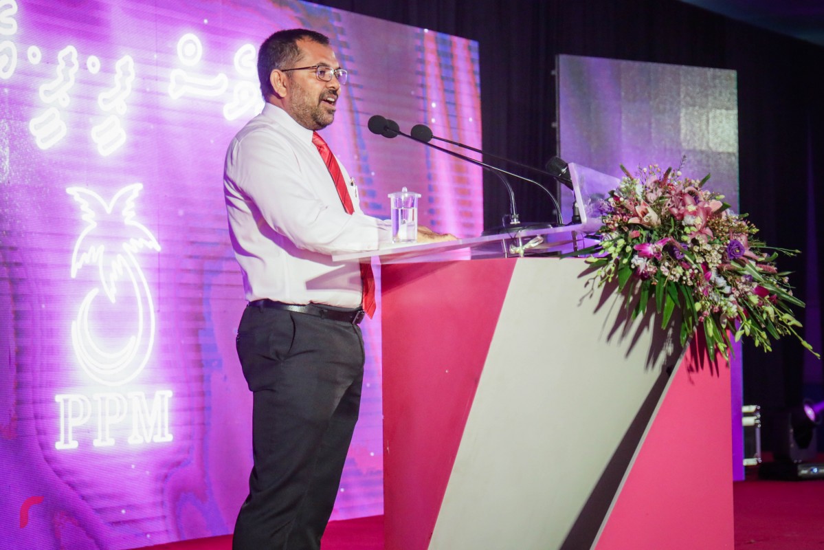 ޑިސެމްބަރު 3، 2017: ޕީޕީއެމްއާ ގުޅުނު 2500 މެންބަރުންގެ ފޯމް ހަވާލުކުރުމަށް ދަރުބާރުގޭގައި ބޭއްވި ރަސްމިއްޔާތުގައި ޓުއަރިޒަމް މިނިސްޓަރު ޒަމީރު ވާހަކަ ދައްކަވަނީ: މި ރަސްމިއްޔާތުގައި ސަރުކާރުގެ ބައެއް އިސްވެރިންނާއި މަޖިލިސް މެމްބަރުންގެ އިތުރުން އޮފީސްތަކުގެ ގިނަ އަދަދެއްގެ މުވައްޒަފުން ބައިވެރިވި