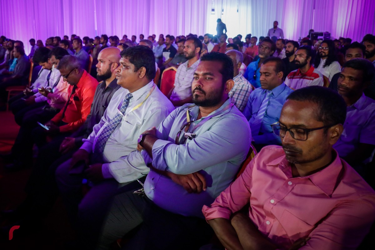 ޑިސެމްބަރު 3، 2017: ޕީޕީއެމްއަށް 2500 އަށް ވުރެ ގިނަ މެމްބަރުން ގުޅުމަށް ދަރުބާރުގޭގައި ބޭއްވި ރަސްމިއްޔާތުގެ ތެރެއިން: މި ރަސްމިއްޔާތުގައި ސަރުކާރުގެ ގިނަ އިސްވެރިންނާއި މަޖިލިސް މެމްބަރުންގެ އިތުރުން ސަރުކާރަށް ނިސްބަތްވާ އޮފީސްތަކުގެ ގިނަ އަދަދެއްގެ މުވައްޒިފުން ވަނީ ބައިވެރިވެފައި