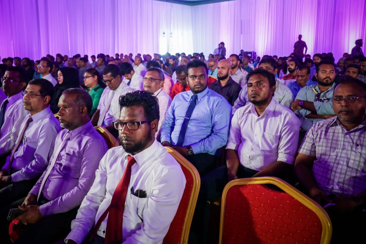 ޑިސެމްބަރު 3، 2017: ޕީޕީއެމްއަށް 2500 އަށް ވުރެ ގިނަ މެމްބަރުން ގުޅުމަށް ދަރުބާރުގޭގައި ބޭއްވި ރަސްމިއްޔާތުގެ ތެރެއިން: މި ރަސްމިއްޔާތުގައި ސަރުކާރުގެ ގިނަ އިސްވެރިންނާއި މަޖިލިސް މެމްބަރުންގެ އިތުރުން ސަރުކާރަށް ނިސްބަތްވާ އޮފީސްތަކުގެ ގިނަ އަދަދެއްގެ މުވައްޒިފުން ވަނީ ބައިވެރިވެފައި