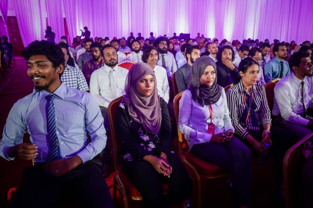 ޑިސެމްބަރު 3، 2017: ޕީޕީއެމްއަށް 2500 އަށް ވުރެ ގިނަ މެމްބަރުން ގުޅުމަށް ދަރުބާރުގޭގައި ބޭއްވި ރަސްމިއްޔާތުގެ ތެރެއިން: މި ރަސްމިއްޔާތުގައި ސަރުކާރުގެ ގިނަ އިސްވެރިންނާއި މަޖިލިސް މެމްބަރުންގެ އިތުރުން ސަރުކާރަށް ނިސްބަތްވާ އޮފީސްތަކުގެ ގިނަ އަދަދެއްގެ މުވައްޒިފުން ވަނީ ބައިވެރިވެފައި