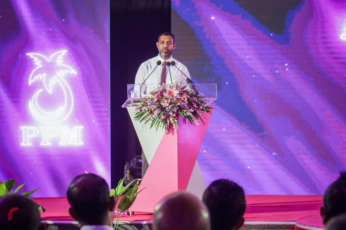 ޑިސެމްބަރު 3، 2017: ޕީޕީއެމްއަށް 2500 އަށް ވުރެ ގިނަ މެމްބަރުން ގުޅުމަށް ދަރުބާރުގޭގައި ބޭއްވި ރަސްމިއްޔާތުގައި އެމްޕީއެލްގެ ސީއީއޯ އަބްދުލް ރައްޒާގް ހަލީމް ވާހަކަފުޅު ދައްކަވަނީ، މި ރަސްމިއްޔާތުގައި ސަރުކާރުގެ ގިނަ އިސްވެރިންނާއި މަޖިލިސް މެމްބަރުންގެ އިތުރުން ސަރުކާރަށް ނިސްބަތްވާ އޮފީސްތަކުގެ ގިނަ އަދަދެއްގެ މުވައްޒިފުން ވަނީ ބައިވެރިވެފައި