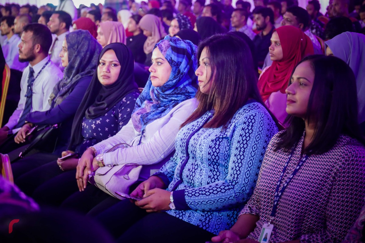 ޑިސެމްބަރު 3، 2017: ޕީޕީއެމްއަށް 2500 އަށް ވުރެ ގިނަ މެމްބަރުން ގުޅުމަށް ދަރުބާރުގޭގައި ބޭއްވި ރަސްމިއްޔާތުގެ ތެރެއިން: މި ރަސްމިއްޔާތުގައި ސަރުކާރުގެ ގިނަ އިސްވެރިންނާއި މަޖިލިސް މެމްބަރުންގެ އިތުރުން ސަރުކާރަށް ނިސްބަތްވާ އޮފީސްތަކުގެ ގިނަ އަދަދެއްގެ މުވައްޒިފުން ވަނީ ބައިވެރިވެފައި