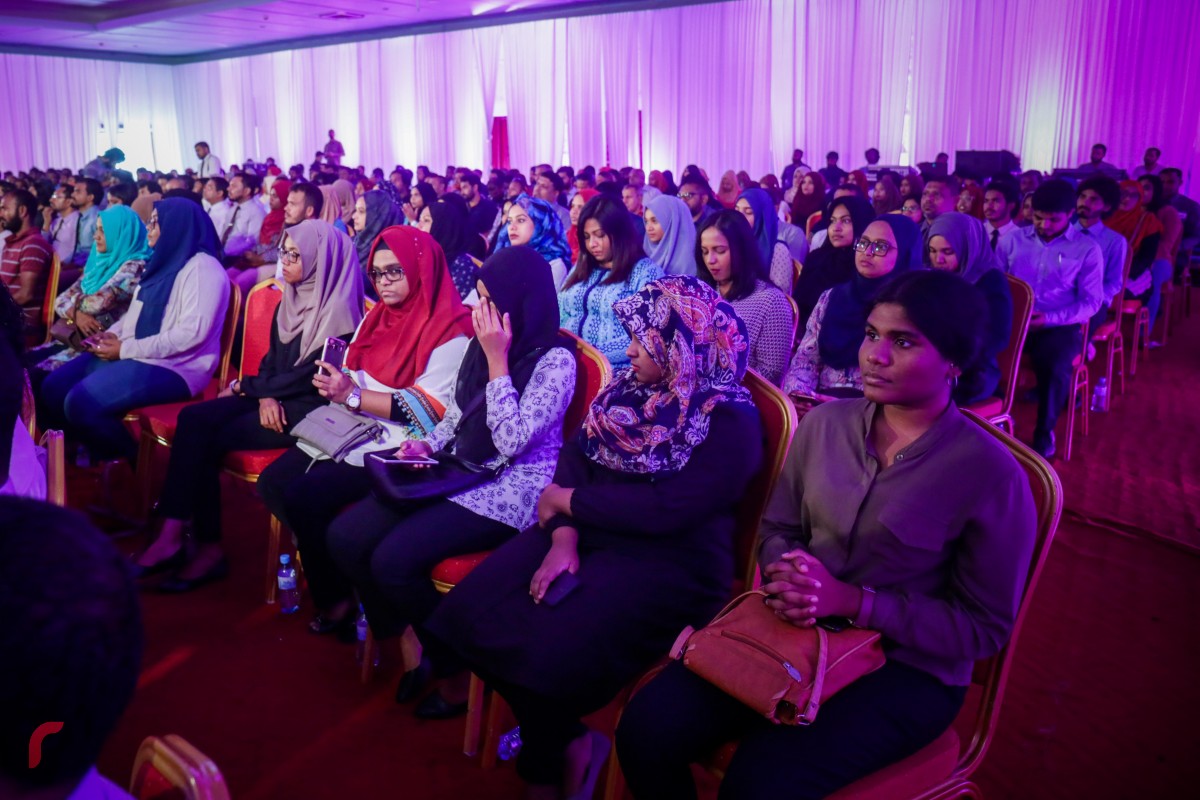 ޑިސެމްބަރު 3، 2017: ޕީޕީއެމްއަށް 2500 އަށް ވުރެ ގިނަ މެމްބަރުން ގުޅުމަށް ދަރުބާރުގޭގައި ބޭއްވި ރަސްމިއްޔާތުގެ ތެރެއިން: މި ރަސްމިއްޔާތުގައި ސަރުކާރުގެ ގިނަ އިސްވެރިންނާއި މަޖިލިސް މެމްބަރުންގެ އިތުރުން ސަރުކާރަށް ނިސްބަތްވާ އޮފީސްތަކުގެ ގިނަ އަދަދެއްގެ މުވައްޒިފުން ވަނީ ބައިވެރިވެފައި