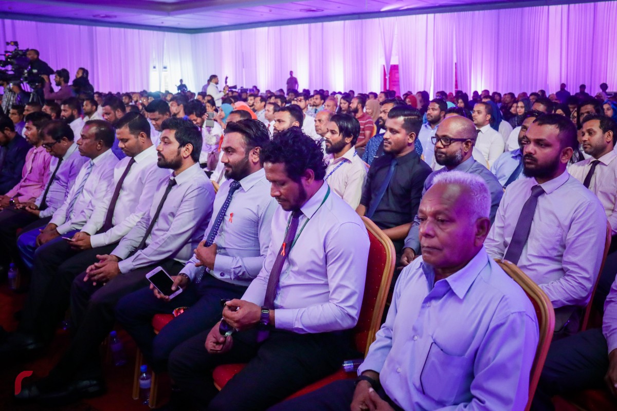 ޑިސެމްބަރު 3، 2017: ޕީޕީއެމްއަށް 2500 އަށް ވުރެ ގިނަ މެމްބަރުން ގުޅުމަށް ދަރުބާރުގޭގައި ބޭއްވި ރަސްމިއްޔާތުގެ ތެރެއިން: މި ރަސްމިއްޔާތުގައި ސަރުކާރުގެ ގިނަ އިސްވެރިންނާއި މަޖިލިސް މެމްބަރުންގެ އިތުރުން ސަރުކާރަށް ނިސްބަތްވާ އޮފީސްތަކުގެ ގިނަ އަދަދެއްގެ މުވައްޒިފުން ވަނީ ބައިވެރިވެފައި