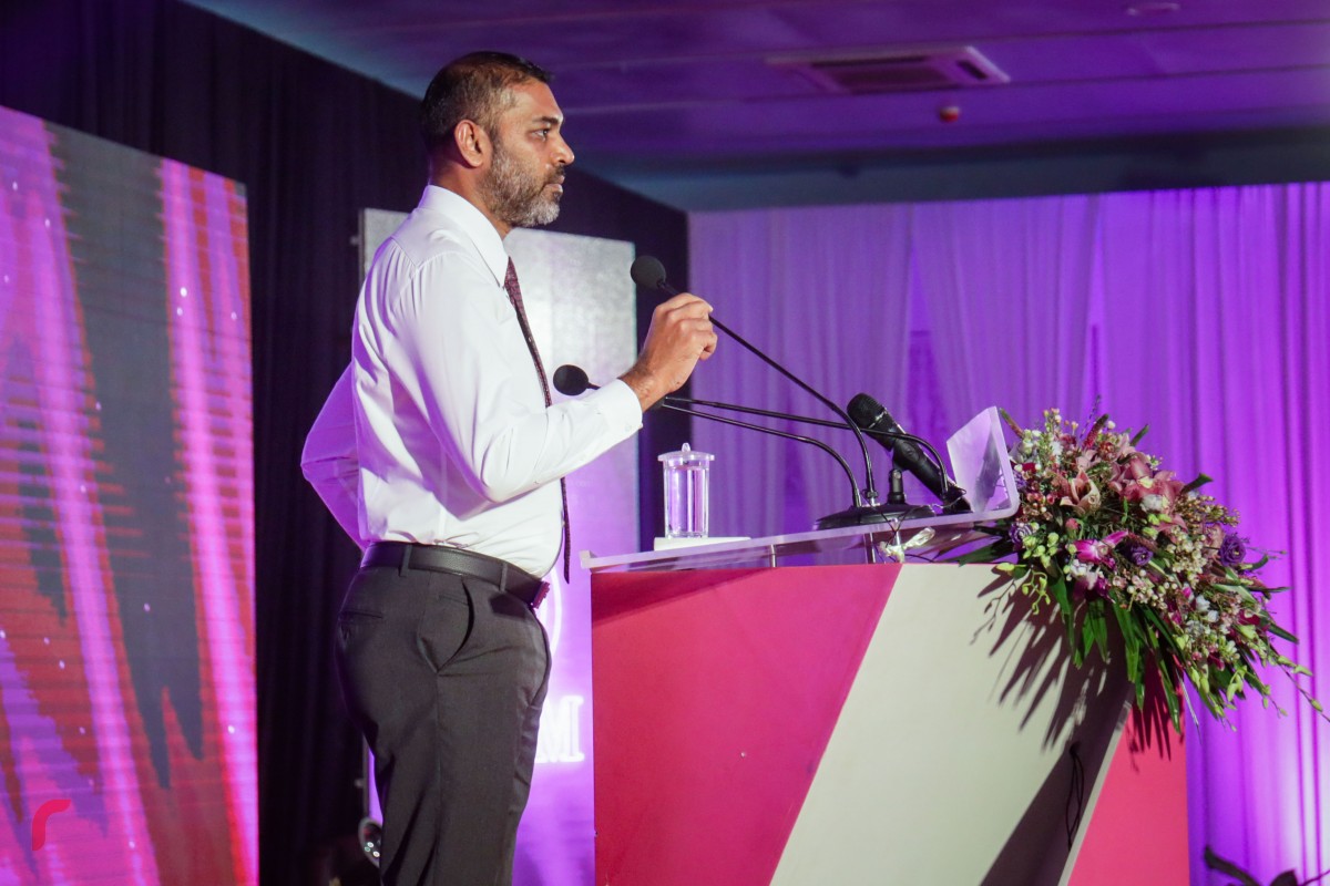 ޑިސެމްބަރު 3، 2017: ޕީޕީއެމްއަށް 2500 އަށް ވުރެ ގިނަ މެމްބަރުން ގުޅުމަށް ދަރުބާރުގޭގައި ބޭއްވި ރަސްމިއްޔާތުގައި އެމްޕީއެލްގެ ސީއީއޯ އަބްދުލް ރައްޒާގް ހަލީމް ވާހަކަ ދައްކަވަނީ: މި ރަސްމިއްޔާތުގައި ސަރުކާރުގެ ގިނަ އިސްވެރިންނާއި މަޖިލިސް މެމްބަރުންގެ އިތުރުން ސަރުކާރަށް ނިސްބަތްވާ އޮފީސްތަކުގެ ގިނަ އަދަދެއްގެ މުވައްޒިފުން ވަނީ ބައިވެރިވެފައި