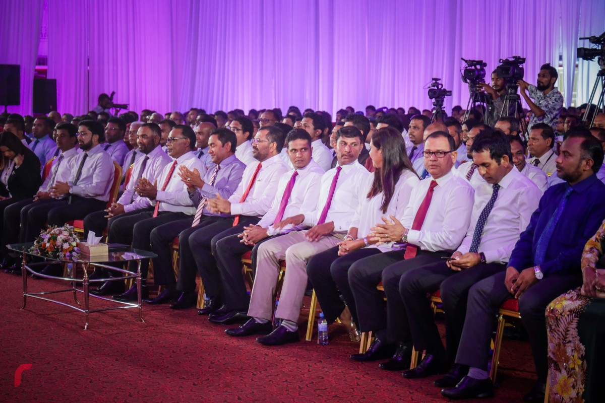 ޑިސެމްބަރު 3، 2017: ޕީޕީއެމްއަށް 2500 އަށް ވުރެ ގިނަ މެމްބަރުން ގުޅުމަށް ދަރުބާރުގޭގައި ބޭއްވި ރަސްމިއްޔާތުގެ ތެރެއިން: މި ރަސްމިއްޔާތުގައި ސަރުކާރުގެ ގިނަ އިސްވެރިންނާއި މަޖިލިސް މެމްބަރުންގެ އިތުރުން ސަރުކާރަށް ނިސްބަތްވާ އޮފީސްތަކުގެ ގިނަ އަދަދެއްގެ މުވައްޒިފުން ވަނީ ބައިވެރިވެފައި
