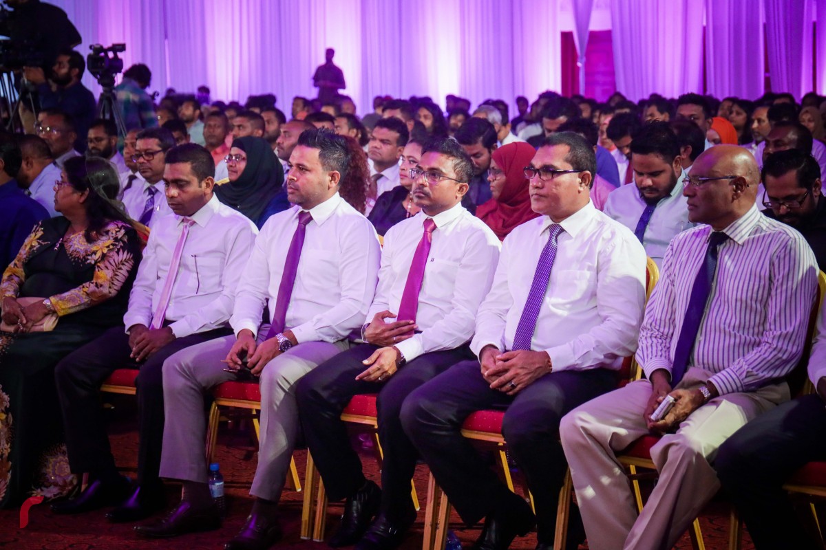 ޑިސެމްބަރު 3، 2017: ޕީޕީއެމްއަށް 2500 އަށް ވުރެ ގިނަ މެމްބަރުން ގުޅުމަށް ދަރުބާރުގޭގައި ބޭއްވި ރަސްމިއްޔާތުގެ ތެރެއިން: މި ރަސްމިއްޔާތުގައި ސަރުކާރުގެ ގިނަ އިސްވެރިންނާއި މަޖިލިސް މެމްބަރުންގެ އިތުރުން ސަރުކާރަށް ނިސްބަތްވާ އޮފީސްތަކުގެ ގިނަ އަދަދެއްގެ މުވައްޒިފުން ވަނީ ބައިވެރިވެފައި