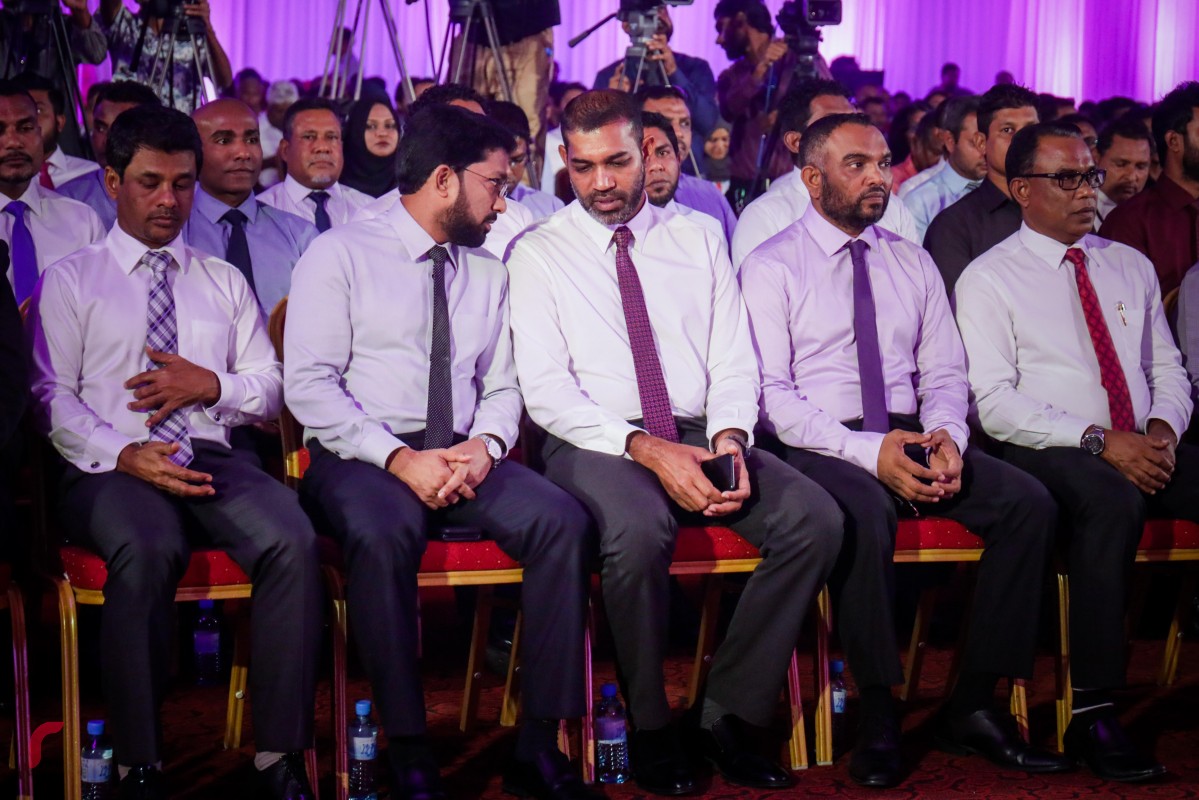 ޑިސެމްބަރު 3، 2017: ޕީޕީއެމްއަށް 2500 އަށް ވުރެ ގިނަ މެމްބަރުން ގުޅުމަށް ދަރުބާރުގޭގައި ބޭއްވި ރަސްމިއްޔާތުގެ ތެރެއިން: މި ރަސްމިއްޔާތުގައި ސަރުކާރުގެ ގިނަ އިސްވެރިންނާއި މަޖިލިސް މެމްބަރުންގެ އިތުރުން ސަރުކާރަށް ނިސްބަތްވާ އޮފީސްތަކުގެ ގިނަ އަދަދެއްގެ މުވައްޒިފުން ވަނީ ބައިވެރިވެފައި