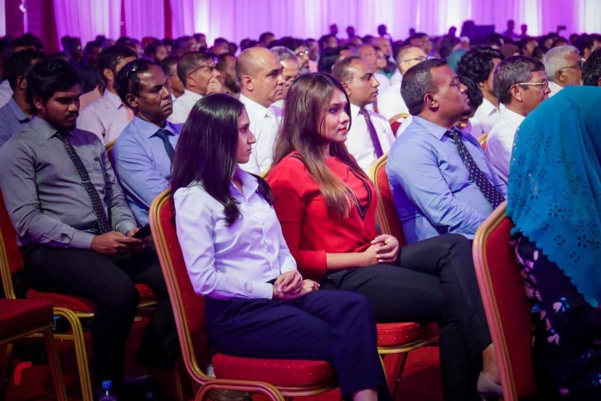 ޑިސެމްބަރު 3، 2017: ޕީޕީއެމްއަށް 2500 އަށް ވުރެ ގިނަ މެމްބަރުން ގުޅުމަށް ދަރުބާރުގޭގައި ބޭއްވި ރަސްމިއްޔާތުގެ ތެރެއިން: މި ރަސްމިއްޔާތުގައި ސަރުކާރުގެ ގިނަ އިސްވެރިންނާއި މަޖިލިސް މެމްބަރުންގެ އިތުރުން ސަރުކާރަށް ނިސްބަތްވާ އޮފީސްތަކުގެ ގިނަ އަދަދެއްގެ މުވައްޒިފުން ވަނީ ބައިވެރިވެފައި