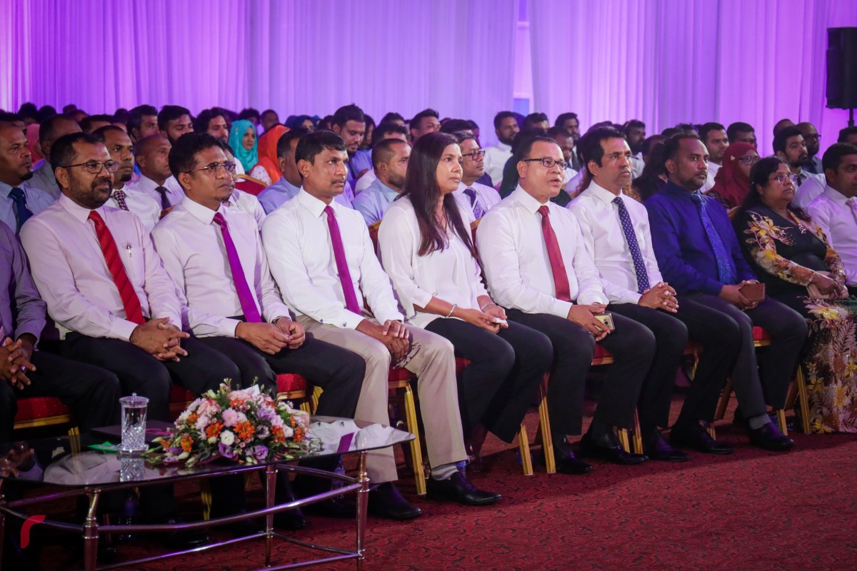 ޑިސެމްބަރު 3، 2017: ޕީޕީއެމްއަށް 2500 އަށް ވުރެ ގިނަ މެމްބަރުން ގުޅުމަށް ދަރުބާރުގޭގައި ބޭއްވި ރަސްމިއްޔާތުގެ ތެރެއިން: މި ރަސްމިއްޔާތުގައި ސަރުކާރުގެ ގިނަ އިސްވެރިންނާއި މަޖިލިސް މެމްބަރުންގެ އިތުރުން ސަރުކާރަށް ނިސްބަތްވާ އޮފީސްތަކުގެ ގިނަ އަދަދެއްގެ މުވައްޒިފުން ވަނީ ބައިވެރިވެފައި