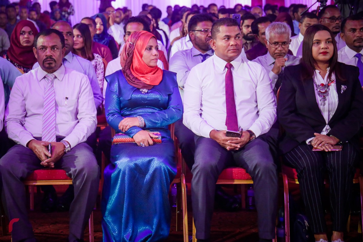 ޑިސެމްބަރު 3، 2017: ޕީޕީއެމްއަށް 2500 އަށް ވުރެ ގިނަ މެމްބަރުން ގުޅުމަށް ދަރުބާރުގޭގައި ބޭއްވި ރަސްމިއްޔާތުގެ ތެރެއިން: މި ރަސްމިއްޔާތުގައި ސަރުކާރުގެ ގިނަ އިސްވެރިންނާއި މަޖިލިސް މެމްބަރުންގެ އިތުރުން ސަރުކާރަށް ނިސްބަތްވާ އޮފީސްތަކުގެ ގިނަ އަދަދެއްގެ މުވައްޒިފުން ވަނީ ބައިވެރިވެފައި