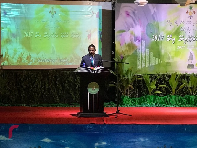 ޑިސެމްބަރު 3، 2017: ތިލަ އުތުރު އުއްތަމަ އަރުތަވެރިންގެ އިނާމް ދިނުމަށް ހއ. ދިއްދޫ ދެކުނު ބަނދަރު ސަރަހައްދުގައި ބޭއްވި ރަސްމިއްޔާތުގެ ތެރެއިން