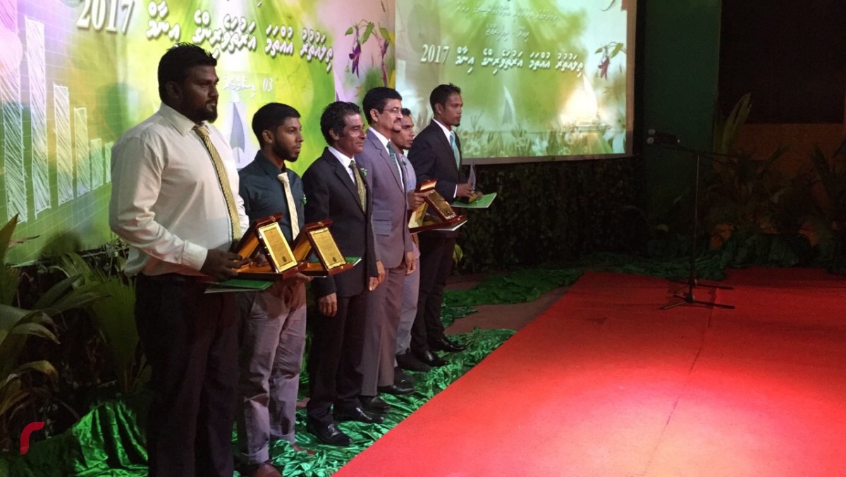 ޑިސެމްބަރު 3، 2017: ތިލަ އުތުރު އުއްތަމަ އަރުތަވެރިންގެ އިނާމް ދިނުމަށް ހއ. ދިއްދޫ ދެކުނު ބަނދަރު ސަރަހައްދުގައި ބޭއްވި ރަސްމިއްޔާތުގައި އިނާމް ލިބުނު ފަރާތްތަކަށް އިނާމް ހަވާލުކުރަނީ