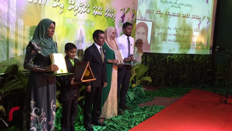 ޑިސެމްބަރު 3، 2017: ތިލަ އުތުރު އުއްތަމަ އަރުތަވެރިންގެ އިނާމް ދިނުމަށް ހއ. ދިއްދޫ ދެކުނު ބަނދަރު ސަރަހައްދުގައި ބޭއްވި ރަސްމިއްޔާތުގައި އިނާމް ލިބުނު ފަރާތްތަކަށް އިނާމް ހަވާލުކުރަނީ