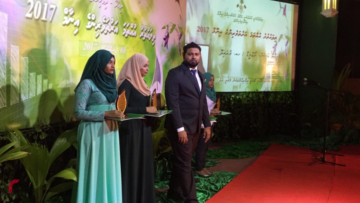 ޑިސެމްބަރު 3، 2017: ތިލަ އުތުރު އުއްތަމަ އަރުތަވެރިންގެ އިނާމް ދިނުމަށް ހއ.ދިއްދޫ ދެކުނު ބަނދަރު ސަރަހައްދުގައި ބޭއްވި ރަސްމިއްޔާތުގައި އިނާމްލިބުން ފަރާތްތަކަށް އިނާމް ހަވާލުކުރަނީ