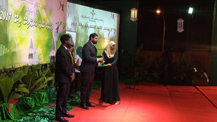 ޑިސެމްބަރު 3، 2017: ތިލަ އުތުރު އުއްތަމަ އަރުތަވެރިންގެ އިނާމް ދިނުމަށް ހއ. ދިއްދޫ ދެކުނު ބަނދަރު ސަރަހައްދުގައި ބޭއްވި ރަސްމިއްޔާތުގައި އިނާމް ލިބުނު ފަރާތްތަކަށް އިނާމް ހަވާލުކުރަނީ