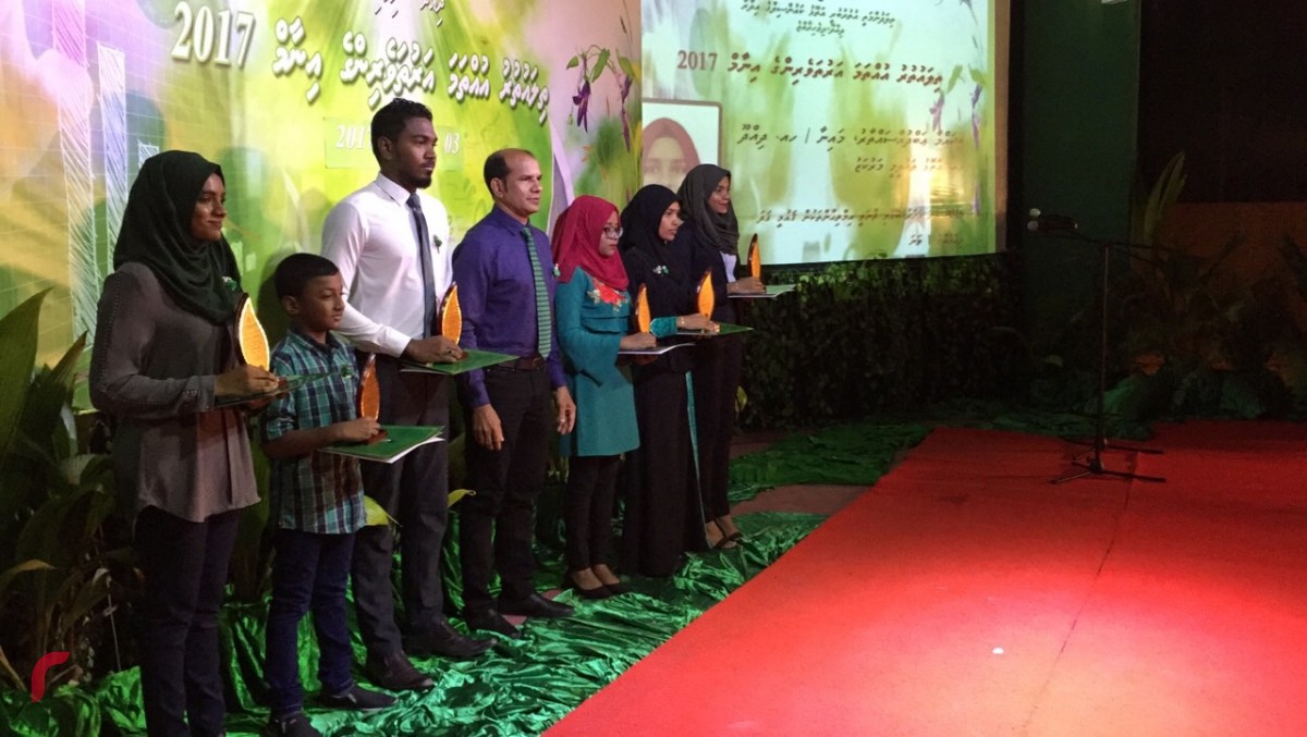 ޑިސެމްބަރު 3، 2017: ތިލަ އުތުރު އުއްތަމަ އަރުތަވެރިންގެ އިނާމް ދިނުމަށް ހއ. ދިއްދޫ ދެކުނު ބަނދަރު ސަރަހައްދުގައި ބޭއްވި ރަސްމިއްޔާތުގައި އިނާމްލިބުން ފަރާތްތަކަށް އިނާމް ހަވާލުކުރަނީ