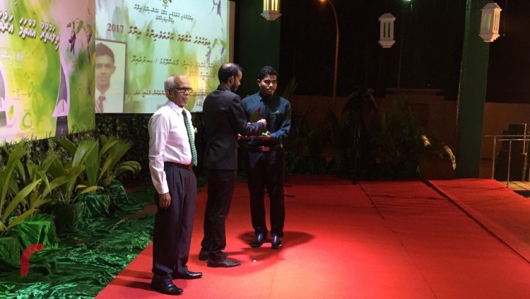 ޑިސެމްބަރު 3، 2017: ތިލަ އުތުރު އުއްތަމަ އަރުތަވެރިންގެ އިނާމް ދިނުމަށް ހއ. ދިއްދޫ ދެކުނު ބަނދަރު ސަރަހައްދުގައި ބޭއްވި ރަސްމިއްޔާތުގައި އިނާމްލިބުން ފަރާތްތަކަށް އިނާމް ހަވާލުކުރަނީ