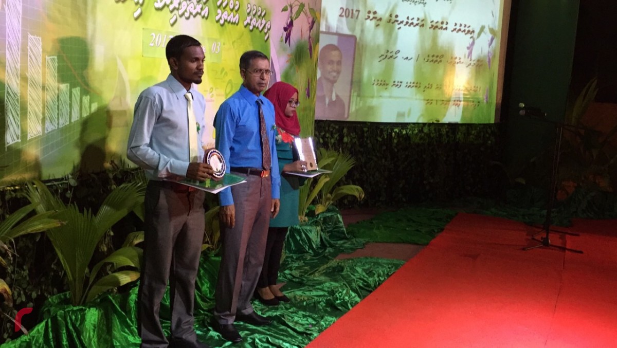 ޑިސެމްބަރު 3، 2017: ތިލަ އުތުރު އުއްތަމަ އަރުތަވެރިންގެ އިނާމް ދިނުމަށް ހއ. ދިއްދޫ ދެކުނު ބަނދަރު ސަރަހައްދުގައި ބޭއްވި ރަސްމިއްޔާތުގައި އިނާމް ލިބުނު ފަރާތްތަކަށް އިނާމް ހަވާލުކުރަނީ