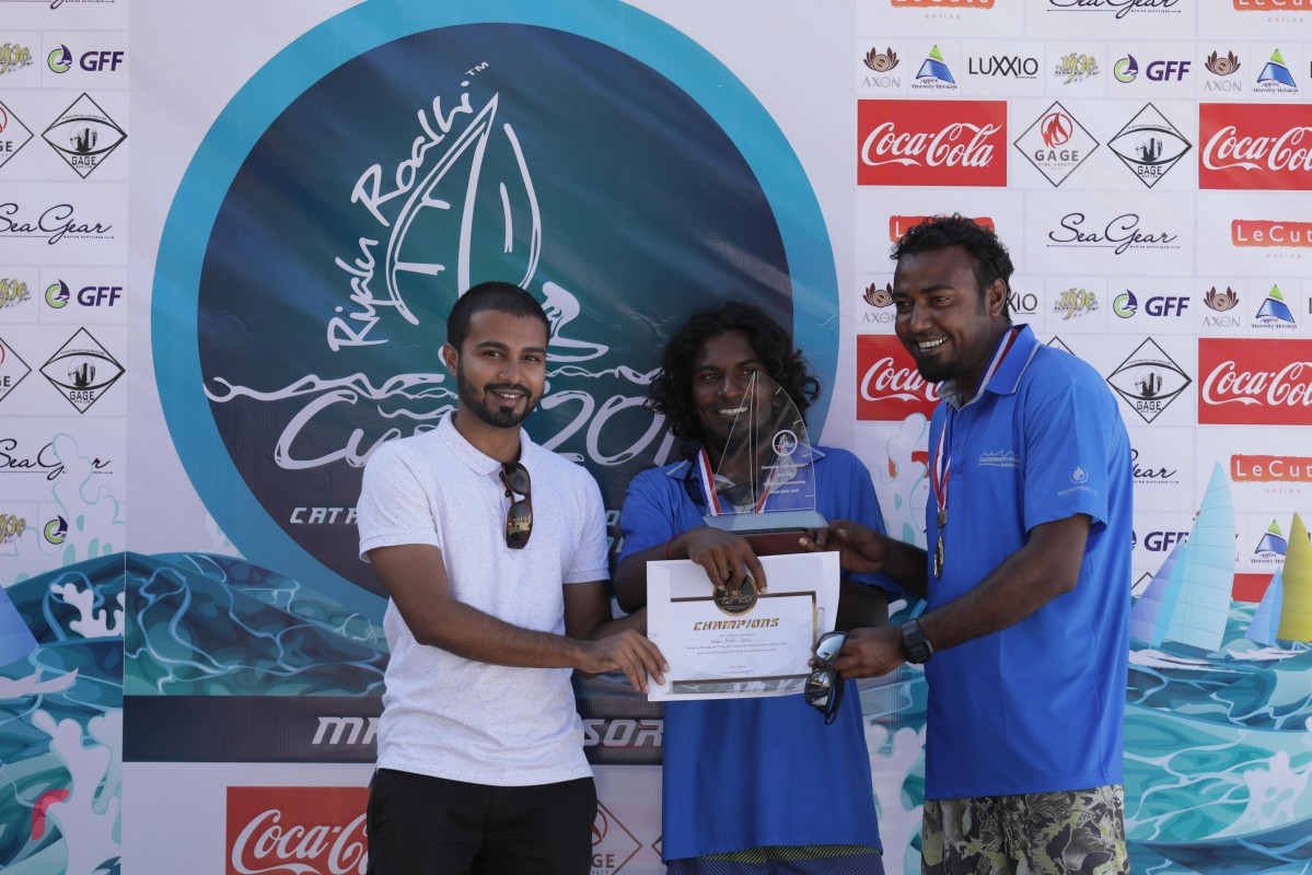 ޑިސެމްބަރު 6، 2017: ފަންއައިލެންޑް ރިޒޯޓްގައި ކުރިއަށްދިޔަ ރިޔަލު ރޯޅި ކަޕް 2017 ކެޓަމަރާން ޗެެލެންޖްގެ ޗެމްޕިއަންކަން ލިބުނު އަދާރަން ވޯޓާ ޕްރޫފްއާއި އިނާމް ހަވާލުކުރަނީ.---ފޮޓޯ: މުހައްމަދު ޝަރުހާން/ރާއްޖެ އެމްވީ