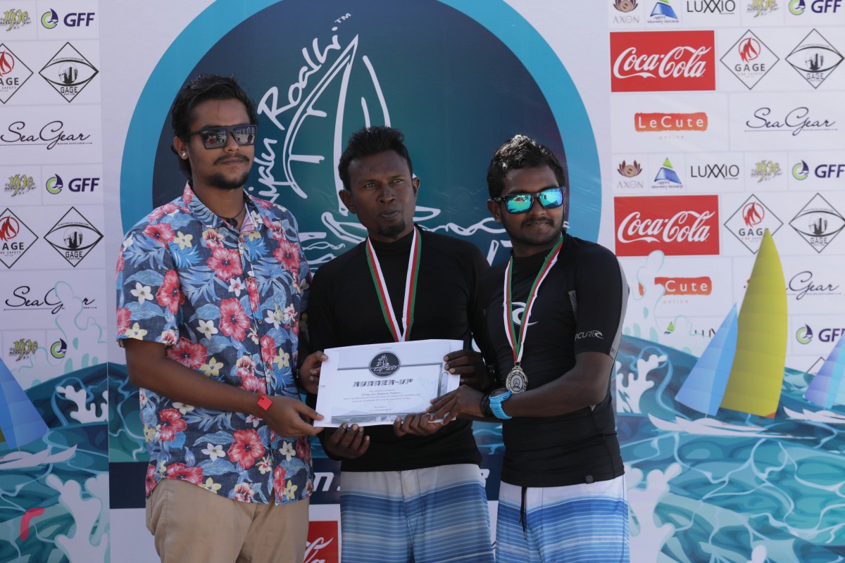 ޑިސެމްބަރު 6، 2017: ފަންއައިލެންޑް ރިޒޯޓްގައި ކުރިއަށް ދިޔަ ރިޔަލު ރޯޅި ކަޕް 2017 ކެޓަމަރާން ޗެެލެންޖްގައި ވަނަވަނައަށް ދިޔަ ފަރާތްތަކަށް އިނާމް ހަވާލުކުރަނީ.---ފޮޓޯ: މުހައްމަދު ޝަރުހާން/ރާއްޖެ އެމްވީ