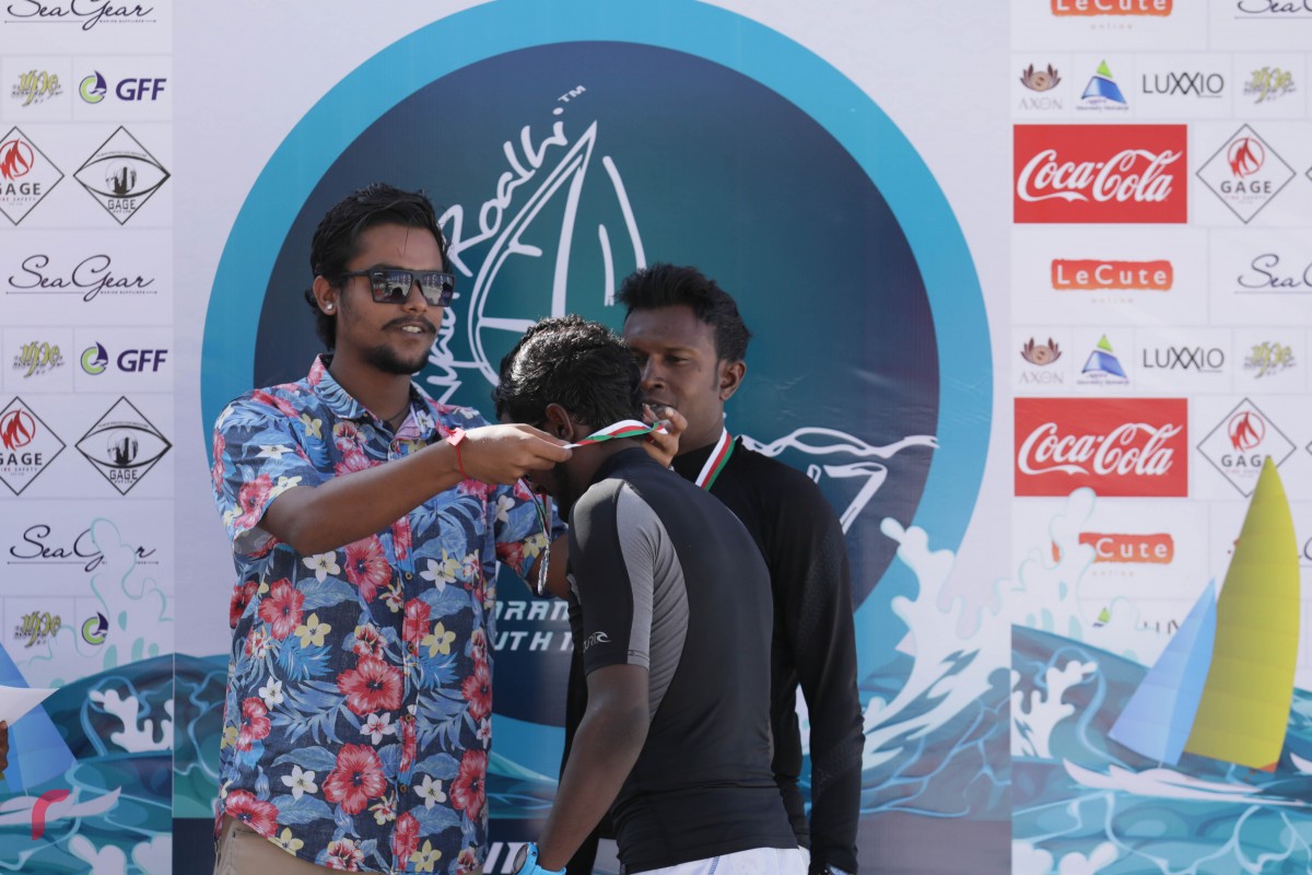 ޑިސެމްބަރު 6، 2017: ފަންއައިލެންޑް ރިޒޯޓްގައި ކުރިއަށް ދިޔަ ރިޔަލު ރޯޅި ކަޕް 2017 ކެޓަމަރާން ޗެެލެންޖްގައި ވަނަވަނައަށް ދިޔަ ފަރާތްތަކަށް އިނާމް ހަވާލުކުރަނީ.---ފޮޓޯ: މުހައްމަދު ޝަރުހާން/ރާއްޖެ އެމްވީ