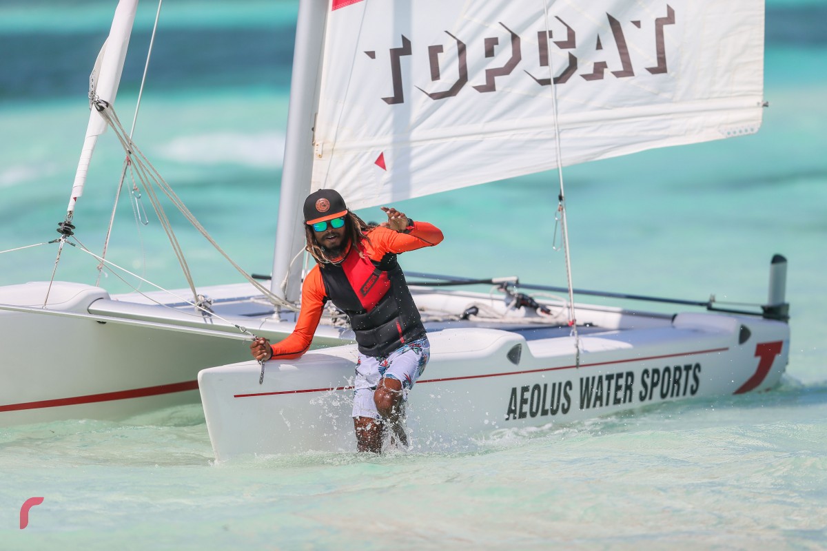 ޑިސެމްބަރު 6، 2017: ފަންއައިލެންޑް ރިޒޯޓްގައި ކުރިއަށް ދިޔަ ރިޔަލު ރޯޅި ކަޕް 2017 ކެޓަމަރާން ޗެެލެންޖްގެ ތެރެއިން، މި މުބާރާތުގައި 5 ޓީމް އަކުން ބައިވެރިވެފައިވާއިރު އެއްވަނަ ހޯދާފައިވަނީ އަދާރަން ވޯޓާ ޕްރޫފް ޓީމް އިން.---ފޮޓޯ: މުހައްމަދު ޝަރުހާން/ރާއްޖެ އެމްވީ