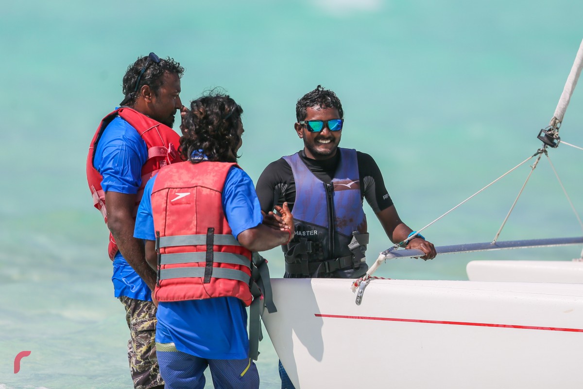 ޑިސެމްބަރު 6، 2017: ފަންއައިލެންޑް ރިޒޯޓްގައި ކުރިއަށް ދިޔަ ރިޔަލު ރޯޅި ކަޕް 2017 ކެޓަމަރާން ޗެެލެންޖްގެ ތެރެއިން، މި މުބާރާތުގައި 5 ޓީމް އަކުން ބައިވެރިވެފައިވާއިރު އެއްވަނަ ހޯދާފައިވަނީ އަދާރަން ވޯޓާ ޕްރޫފް ޓީމްއިން.---ފޮޓޯ: މުހައްމަދު ޝަރުހާން/ރާއްޖެ އެމްވީ