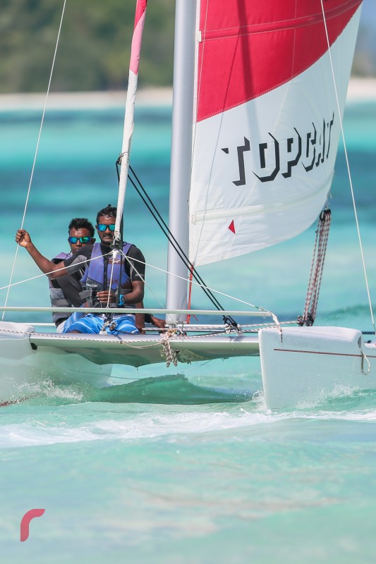 ޑިސެމްބަރު 6، 2017: ފަންއައިލެންޑް ރިޒޯޓްގައި ކުރިއަށް ދިޔަ ރިޔަލު ރޯޅި ކަޕް 2017 ކެޓަމަރާން ޗެެލެންޖްގެ ތެރެއިން، މި މުބާރާތުގައި 5 ޓީމް އަކުން ބައިވެރިވެފައިވާއިރު އެއްވަނަ ހޯދާފައިވަނީ އަދާރަން ވޯޓާ ޕްރޫފް ޓީމްއިން.---ފޮޓޯ: މުހައްމަދު ޝަރުހާން/ރާއްޖެ އެމްވީ