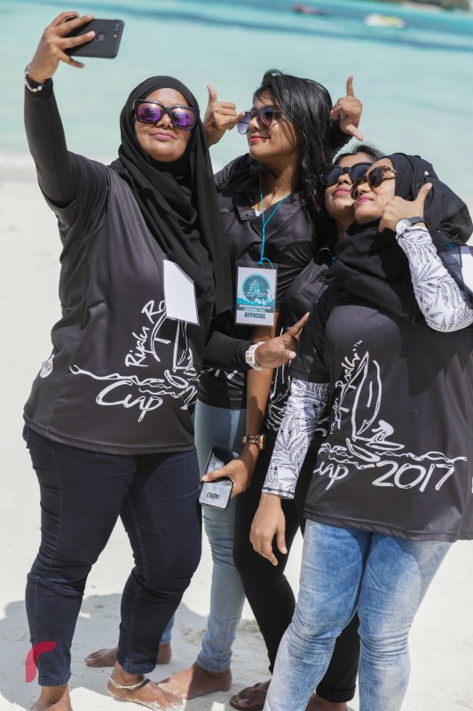 ޑިސެމްބަރު 6، 2017: ފަންއައިލެންޑް ރިޒޯޓްގައި ކުރިއަށް ދިޔަ ރިޔަލު ރޯޅި ކަޕް 2017 ކެޓަމަރާން ޗެެލެންޖްގެ ތެރެއިން، މި މުބާރާތުގައި 5 ޓީމް އަކުން ބައިވެރިވެފައިވާއިރު އެއްވަނަ ހޯދާފައިވަނީ އަދާރަން ވޯޓާ ޕްރޫފް ޓީމްއިން.---ފޮޓޯ: މުހައްމަދު ޝަރުހާން/ރާއްޖެ އެމްވީ