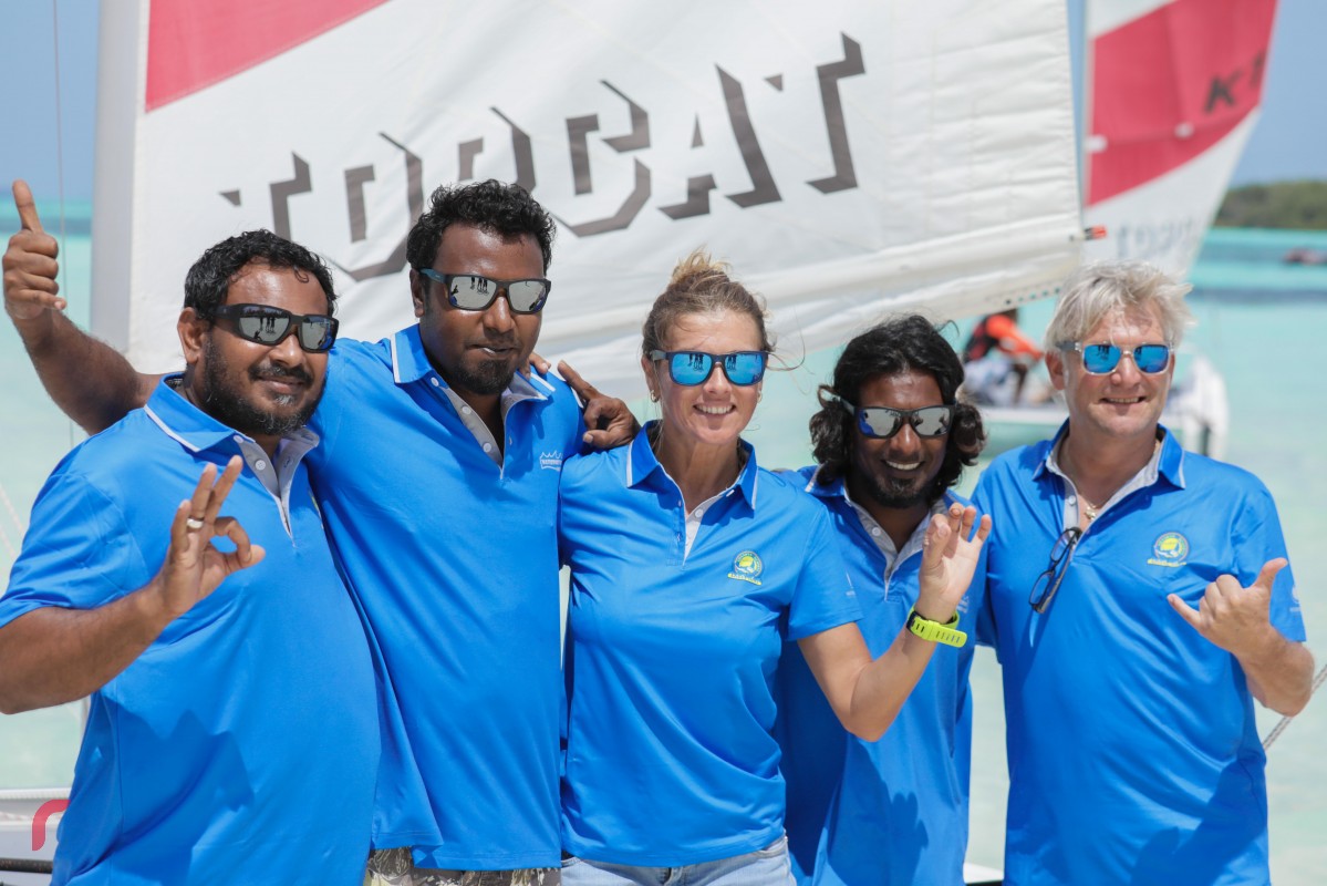 ޑިސެމްބަރު 6، 2017: ފަންއައިލެންޑް ރިޒޯޓްގައި ކުރިއަށް ދިޔަ ރިޔަލު ރޯޅި ކަޕް 2017 ކެޓަމަރާން ޗެެލެންޖްގައި ޗެމްޕިއަންކަން ހޯދި އަދާރަން ވޯޓާ ޕްރޫފް ޓީމް ފޮޓޯއަކަށް ހުއްޓިލައިގެން.---ފޮޓޯ: މުހައްމަދު ޝަރުހާން/ރާއްޖެ އެމްވީ