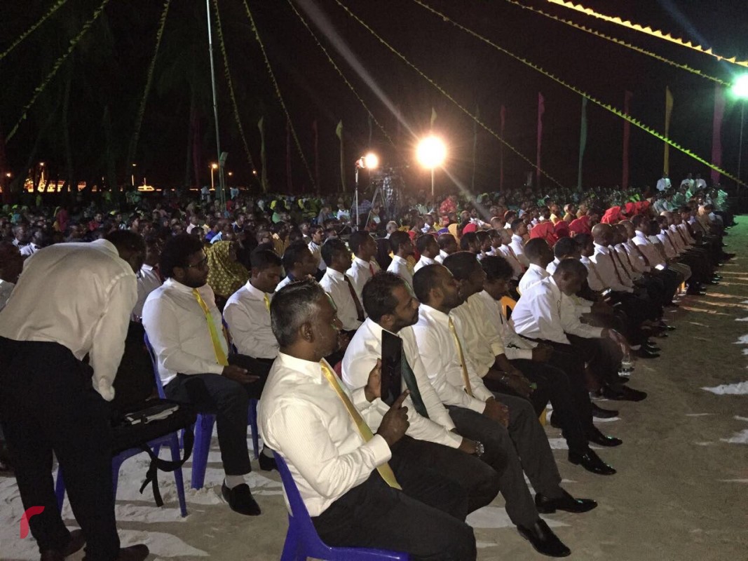 ޑިސެމްބަރު 8، 2017: ގުޅިފައިވާ އިއްތިހާދުން ފ މަގޫދޫގައި ބޭއްވި ޖަލްސާގެ ތެރެއިން، މި ޖަލްސާގައި އިއްތިހާދުގެ ގިނަ އަދަދެއްގެ އިސްބޭފުޅުންނާއި ސަޕޯޓަރުން ވަނީ ބައިވެރިވެފައި